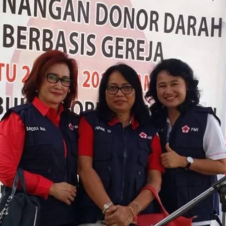 Ibu Annie Dondokambey dan tim donor darah PMI Sulut