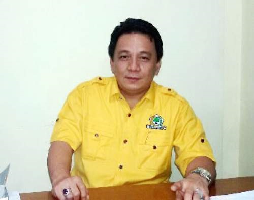 Ketua Golkar Manado Drs Denny Sondakh yang terus digoyang karena kepemimpinannya dianggap vakum