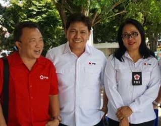 Wakil Sekretaris PMI Sulut Annie Dondokambey SH MH beserta anggota Sekretaris PMI Sulut Mercy M. F. Rampengan, S.Pi, dan anggota Johnny Suak SE MSI 
