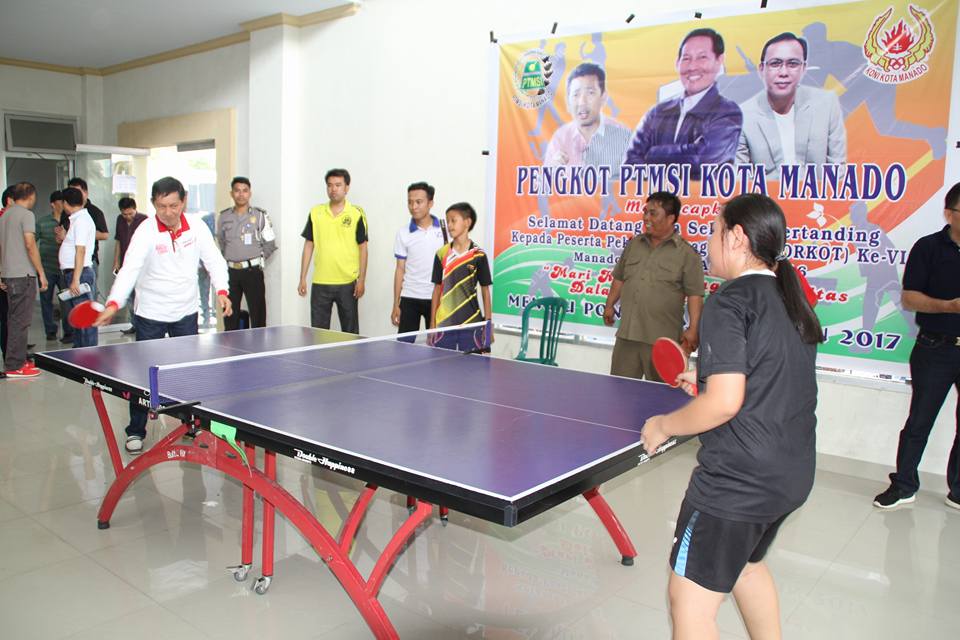 Walikota G S Vicky Lumentut saat bermain bersama Atlet di PORKOT Manado
