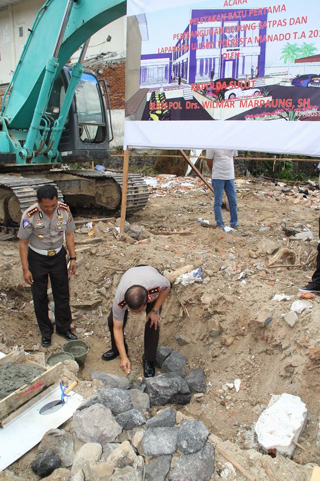 Kapolda Irjen Pol Drs Wilmar Marpaung saat meletakan batu pertama dalam peresmian pembangunan
