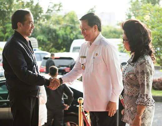 Presiden Jokowi saat berjabatan tangan dengan Walikota G S Vicky Lumentut
