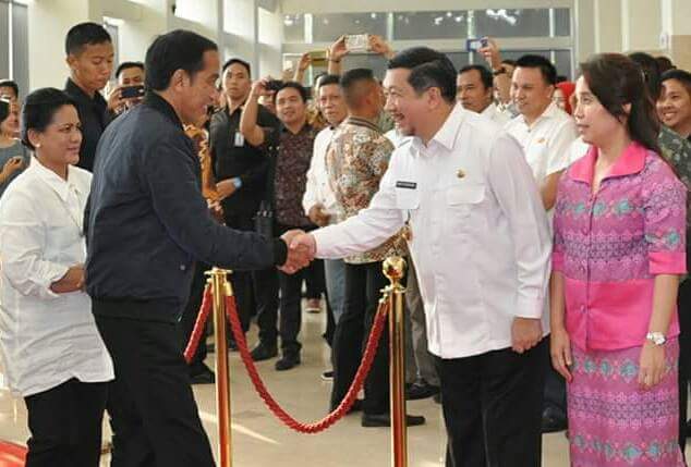 Presiden Jokowi berjabat tangan dengan Wawali Mor