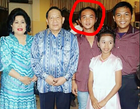Vidy Mangindaan (lingkaran merah) saat foto bersama Wakil MPR RI Evert E Mangindaan dan Keluarga