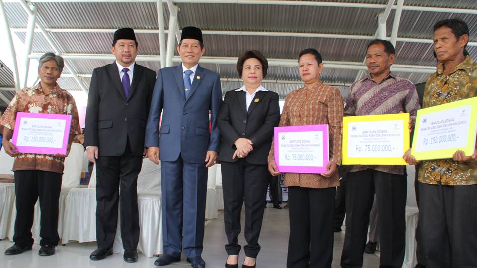 Walikota G S Vicky Lumentut didampingi Wawali Mor D Bastian dan Ketua DPRD Manado saat foto Bersama dengan Masyarakat yang mendapatkan Bantuan