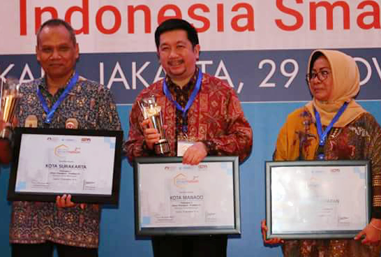 Wakil Walikota Mor Dominus Bastian saat menerima penghargaan Pemkot Manado dari ISNA