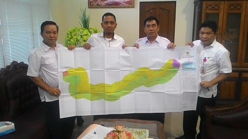 Plt. Asisten Pemerintahan dan Kesejahteraan Rakyat Provinsi Sulut  Drs. Roy H. Mewoh, DEA  menunjukan peta batas wilayah