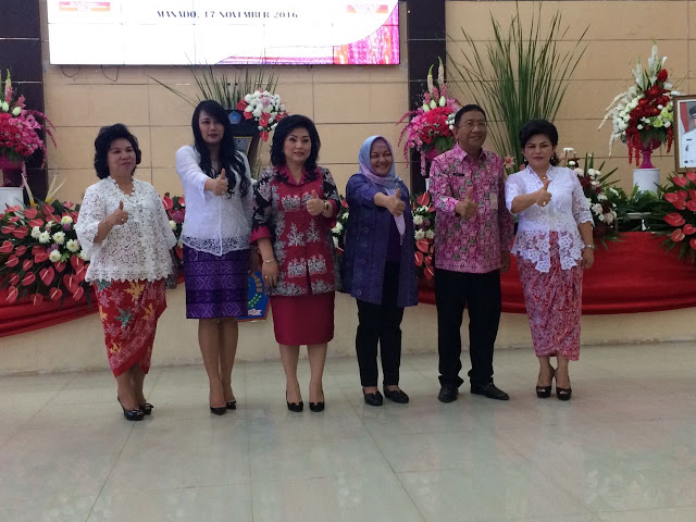 Ketua Dekranasda Sulut Rita Tamuntuan foto bersama dengan Sekprov Sulut Edwin Eman dan Pengurus Dekranasda lainnya