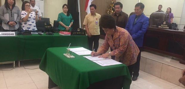 Ketua DPRD Kota Manado Nortje Van Bone melakukan penandatanganan KUA-PPAS bersama Walikota Manado