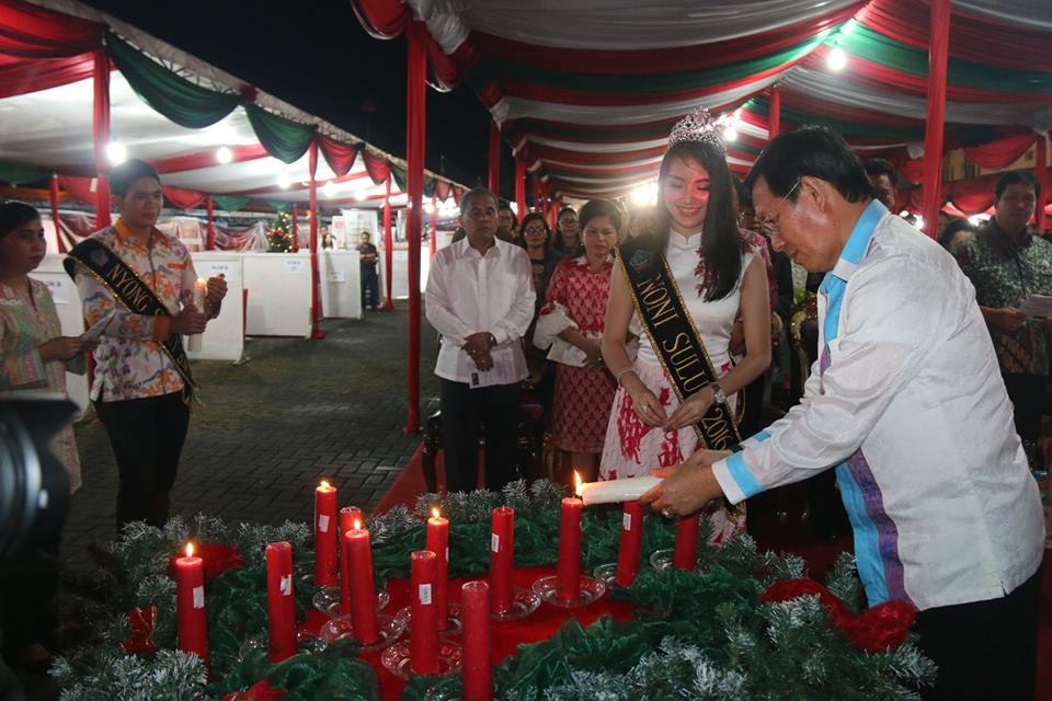 Walikota G S Vicky Lumentut di dampingi Noni Sulut 2016 saat menyalahkan Lilin