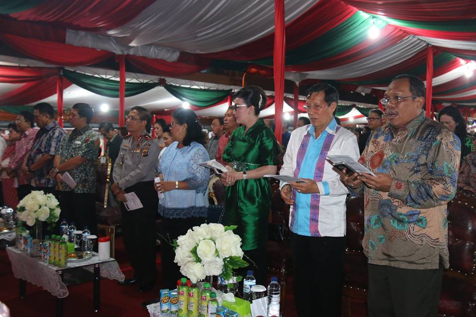 Suasana saat puji-pujian di Ibadah Pra-Natal Pemerintah Provinsi Sulawesi Utara