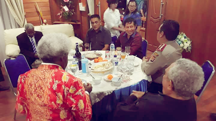 Walikota GSVL bersama Warga Papua saat berbincang-bincang