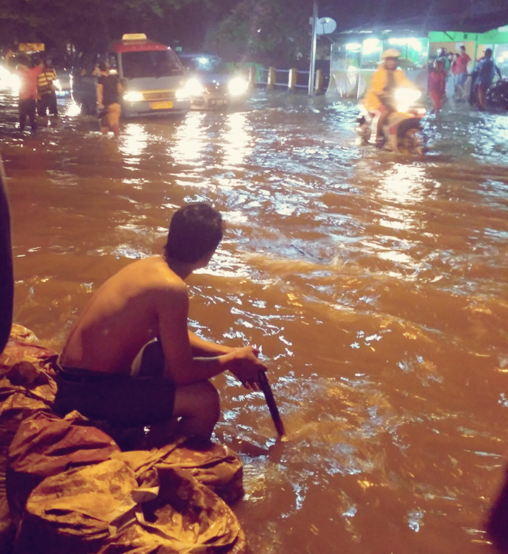 Jhon warga Sario Utara saat meratapi insiden banjir