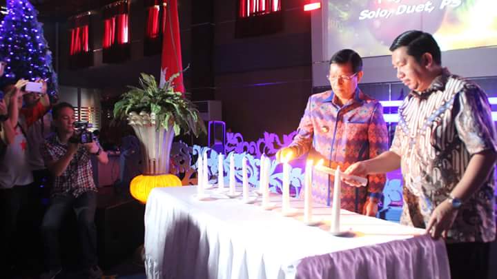 Walikota G S Vicky Lumentut bersama Wakil Walikota Mor Dominus Bastian saat menyalahkan lilin