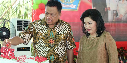 Gubernur Sulut Olly Dondokambey bersama istri Tercinta Ritha Tamuntuaan dalam prosesi pemasangan lilin