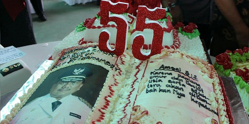 kue HUT ke - 55 Gubernur Sulut Olly Dondokambey