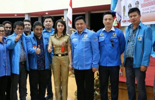 Ketua KNPI Sulut Jakson Kumaat beserta rombongan foto bersama dengan bupati Talaud