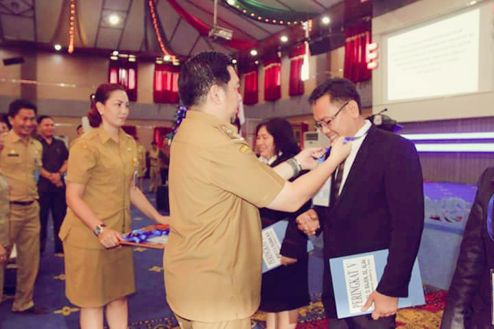 Wawali Mor Dominus Bastian saat memberikan penghargaan pada peserta Diklat PIM III