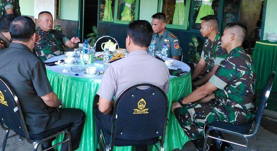Mayjen TNI-AD Ganip Warsito Saat berbincang-bincang di Kompi 712 Amurang