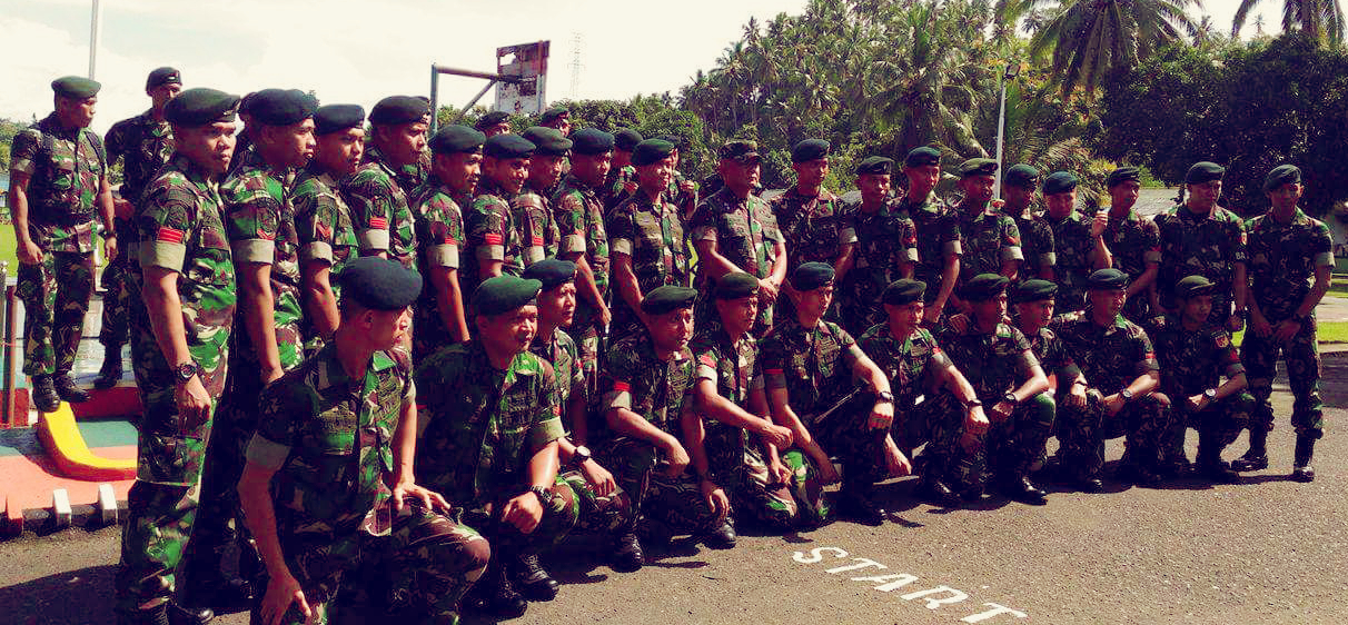 Mayjen TNI-AD Ganip Warsito foto bersama prajurit Kompi 712 Amurang