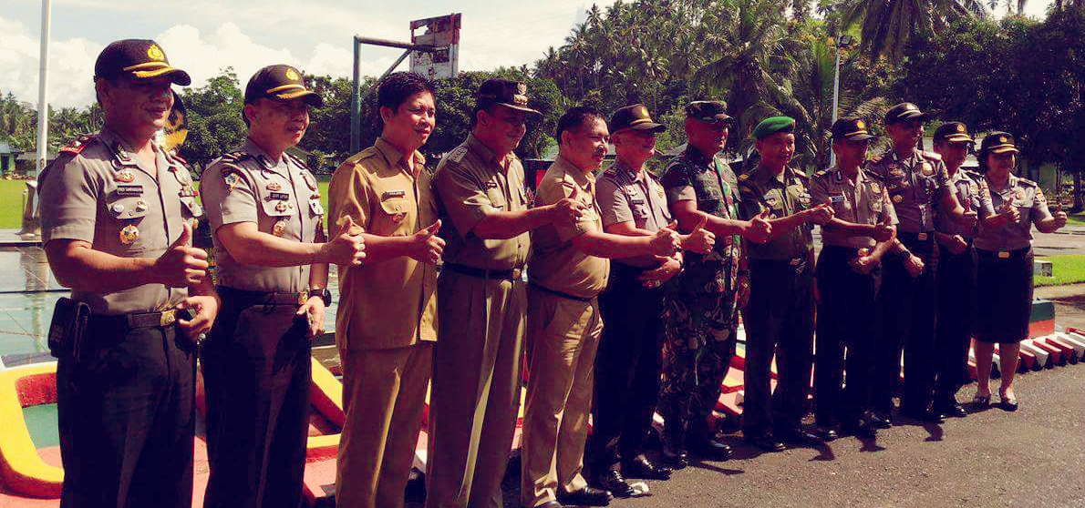 Mayjen TNI-AD Ganip Warsito foto bersama Sekda Pemkab Minsel, Wakapolres Minsel, Lurah Pondang, serta jajaran TNI Kompi 712 Amurang