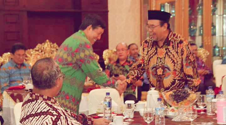 Ketua BPK RI berjabatan tangan dengan Walikota G S Vicky Lumentut