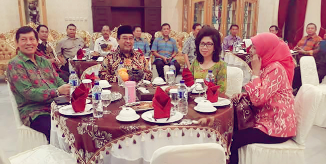 Walikota G S Vicky Lumentut didampingi Istri tercinta Rektor Prof Julyeta Runtuwene saat makan malam bersama Ketua BPK RI