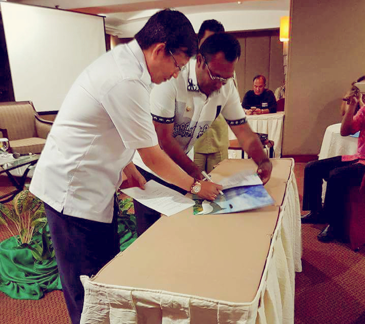 Walikota Manado bersama Bupati Raja Ampat menandatangani MoU