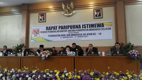 Ketua DPRD Minsel Jeanny Tumbuan saat pimpin rapat paripurna