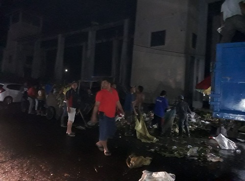 tim kebersihan PD Pasar Manado terus bekerja membersihakan sampah meskipun hari pergantian tahun
