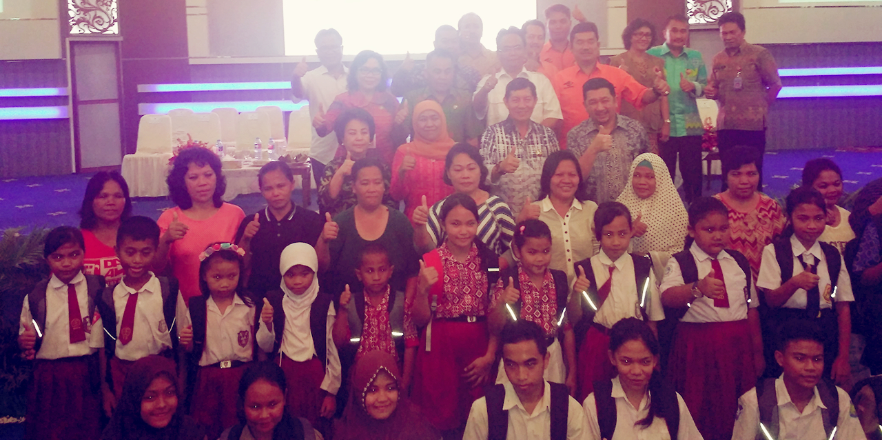 Jajaran Pemkot Manado saat foto bersama Mensos RI, serta Warga Kota Manado