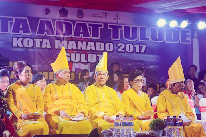 Suasana Pesta Adat Tulude di Monumen Tugu lilin di Kota Manado