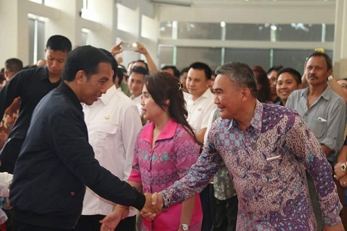 Dirut PD Pasar Manado Ferry Keintjem saat melakukan jabat tangan dengan presiden RI Jokowidodo waktu kunjungan di Manado