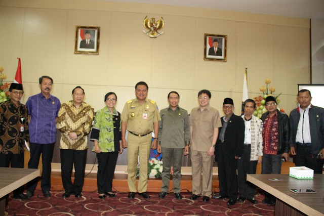 Rombongan Komisi II DPR RI foto bersama dengan Gubernur Sulut Olly Dondokambey