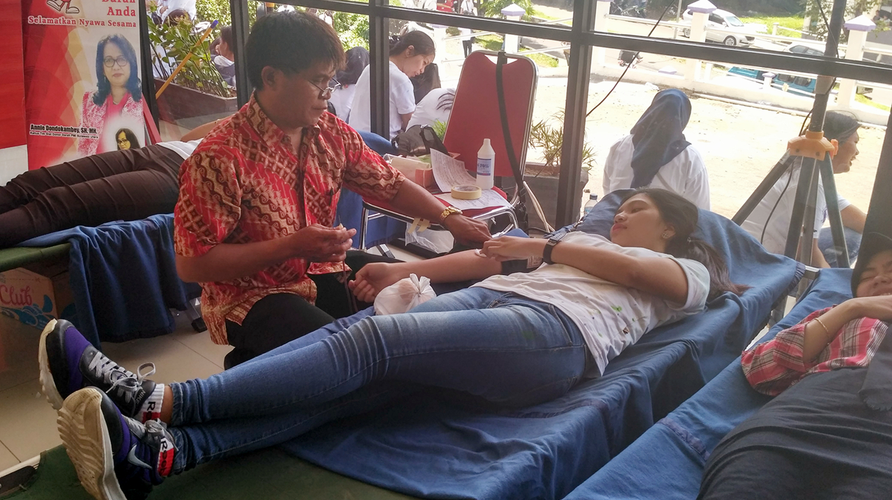 Donor darah dari PMI Sulut di Dies Natalis FKM