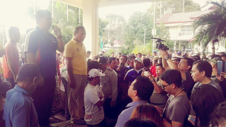 Aksi Demo gabungan supir mikrolet di Kantor Walikota Manado
