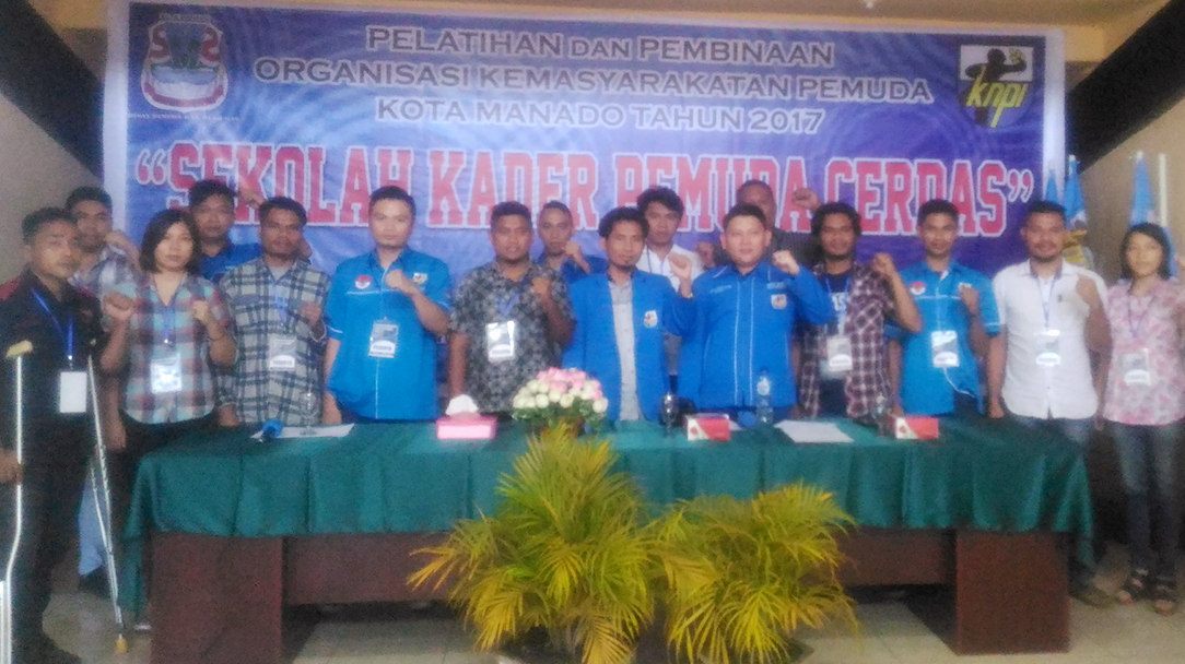 Foto bersama di kegiatan Sekolah Kader Pemuda Cerdas Kota Manado