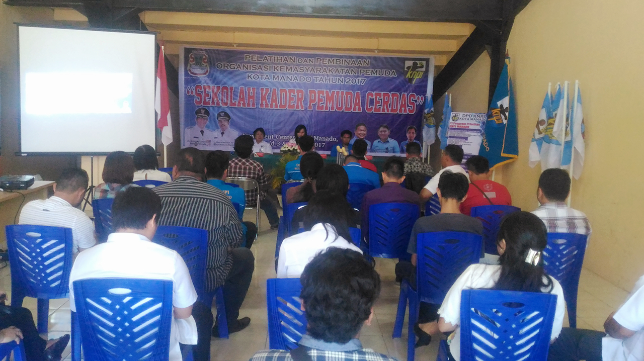 Suasana hari pertama kegiatan Sekolah Kader Pemuda Cerdas di Sekretariat KNPI Manado