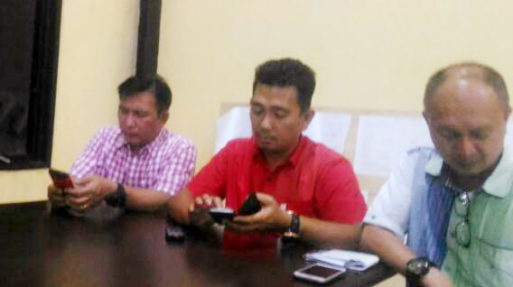 Hengky Kawalo (tengah), saat suasana konferensi Pers Panitia PKB POR Sinode GMIM