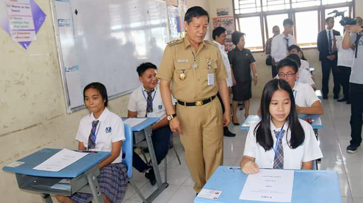 Suasana saat Walikota G S Vicky Lumentut meninjau proses UAS-BN di SMP Dian Harapan Ranotana