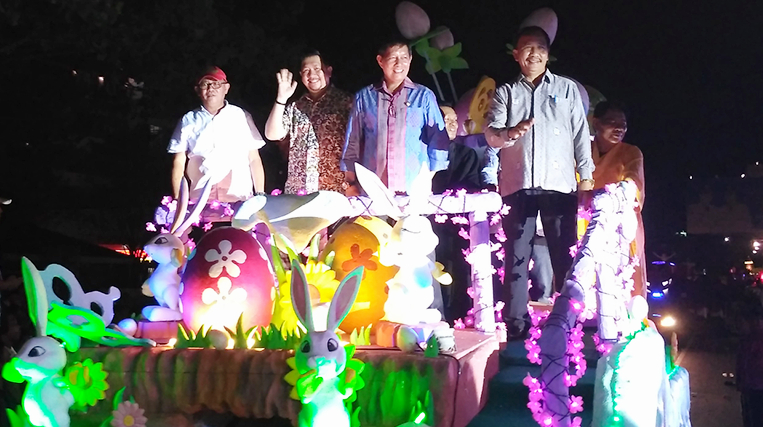 Kendaraan Hias Pemkot Manado yang ditunggangi Walikota G S Vicky Lumentut dan Wakil Walikota Mor Dominus Bastian