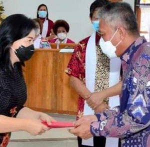 Bupati Wongkar Serahkan Sertifikat Tanah Ke Jemaat GMIM Talitakum Pondang