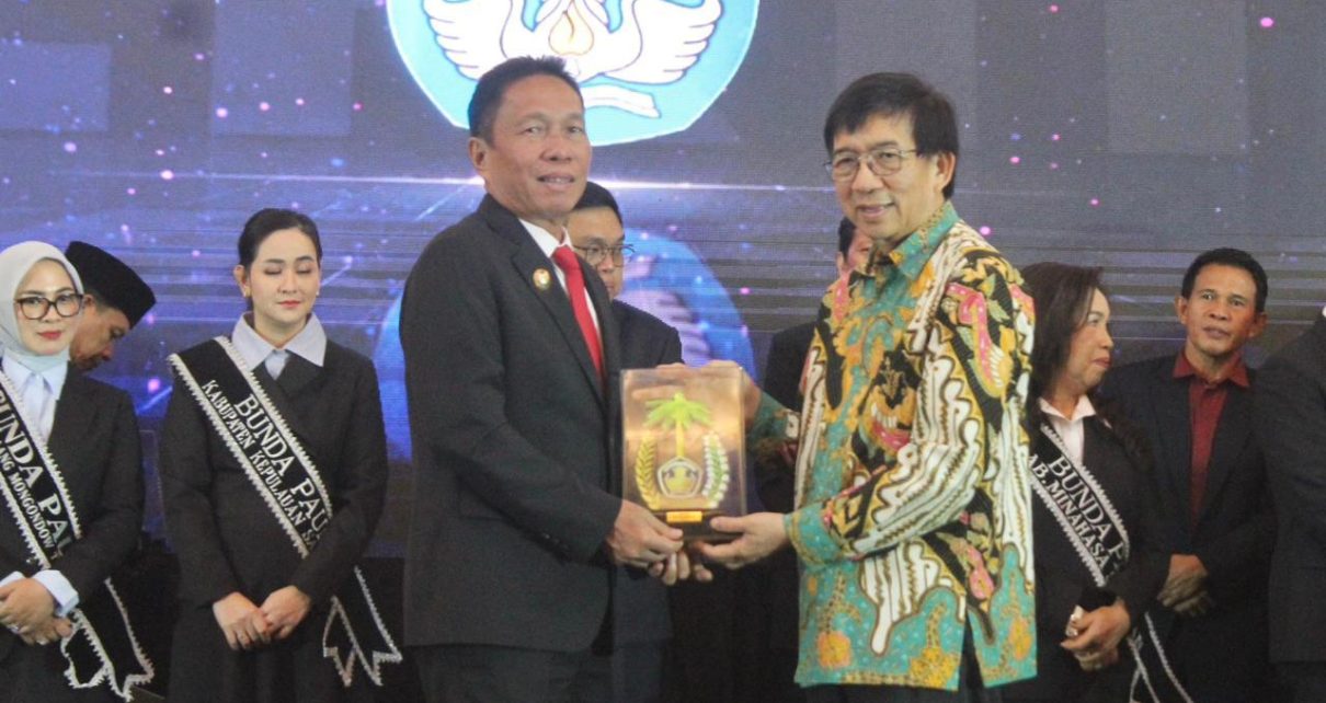 Bupati Minsel Franky Donny Wongkar, S.H. saat Menerima Penghargaan Anugerah Mapalus Pendidikan Sulut Tahun 2025