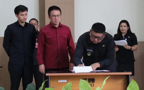 Wakil Bupati Minahasa Selatan, Brigjen TNI (Purn) Theodorus Kawatu, SIP, Menghadiri Rapat Paripurna DPRD Kabupaten Minahasa Selatan, yang YANG BERLANGSUNG di ruang rapat Kantor DPRD Minsel