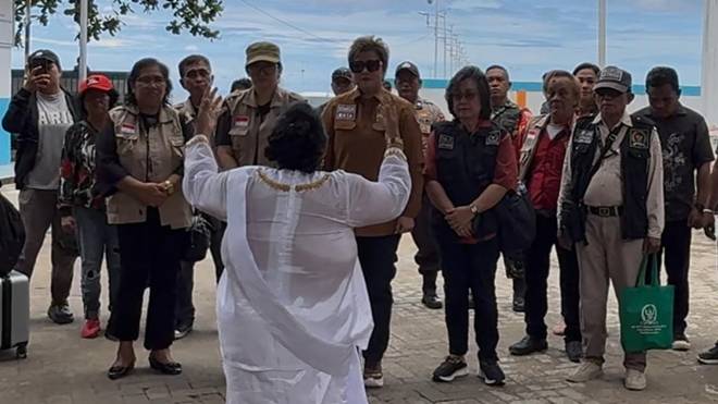 Maya Rumantir Kunjungi Pulau Makalehi, Disambut Secara Adat