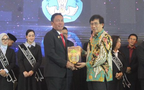 Bupati Minsel Franky Donny Wongkar, S.H. saat Menerima Penghargaan Anugerah Mapalus Pendidikan Sulut Tahun 2025